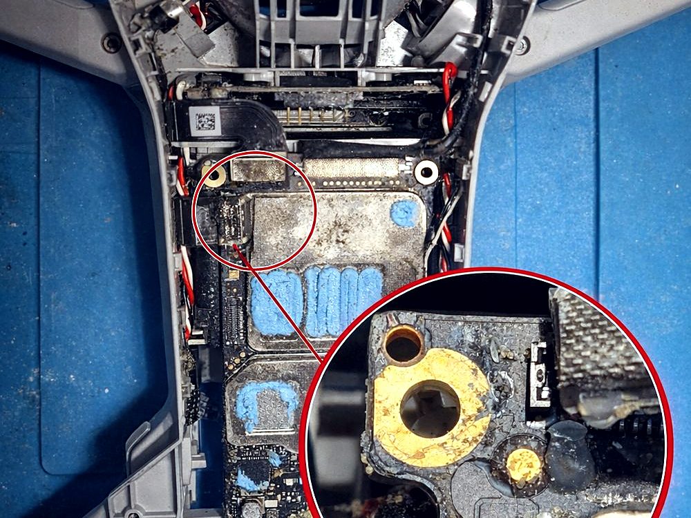 Korozija na ploči DJI Mini 3 nakon kontakta s vodom, detalj pod mikroskopom